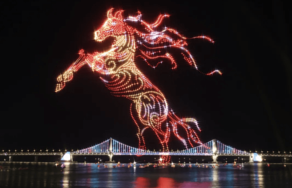 2026年是馬年，南韓以無人機組成駿馬奔騰的圖形。美聯社