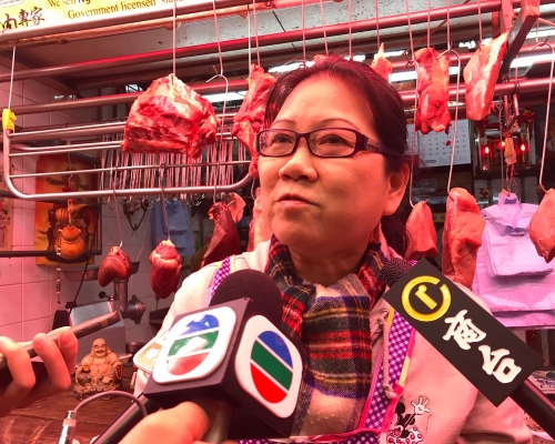 主張女士表示,雖然檔戶獲得免租,但街市封閉時,檔主全無收入,期望政府每月能發放約一萬元恩恤金。