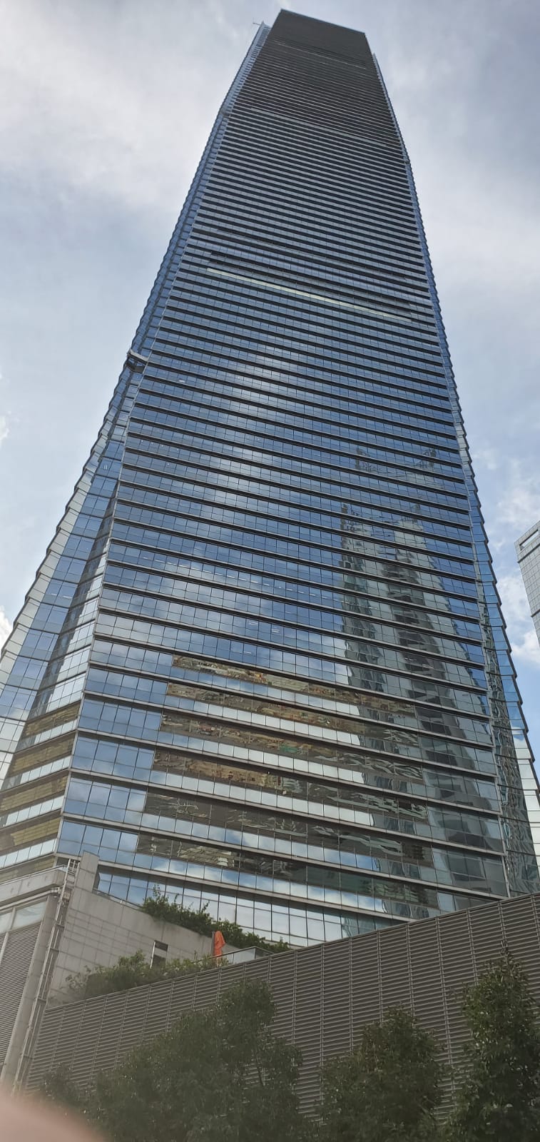 2名工人被困吊船。