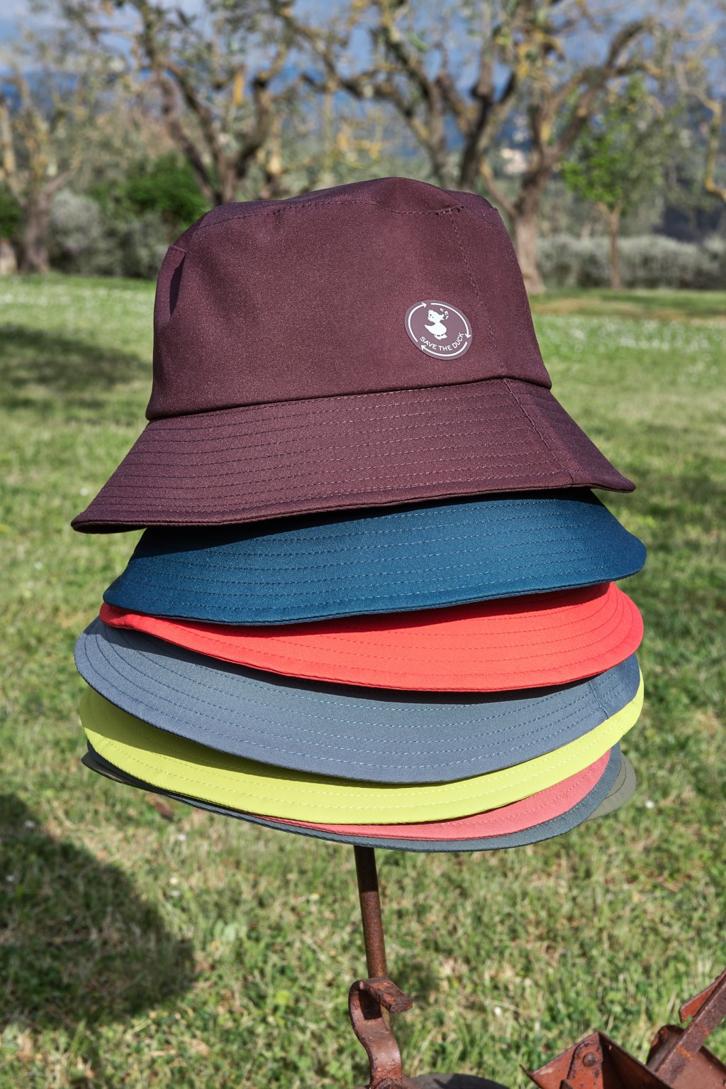 以由回收塑料瓶循环再造的纤维制成的渔夫帽/各/$500，具防水功能。