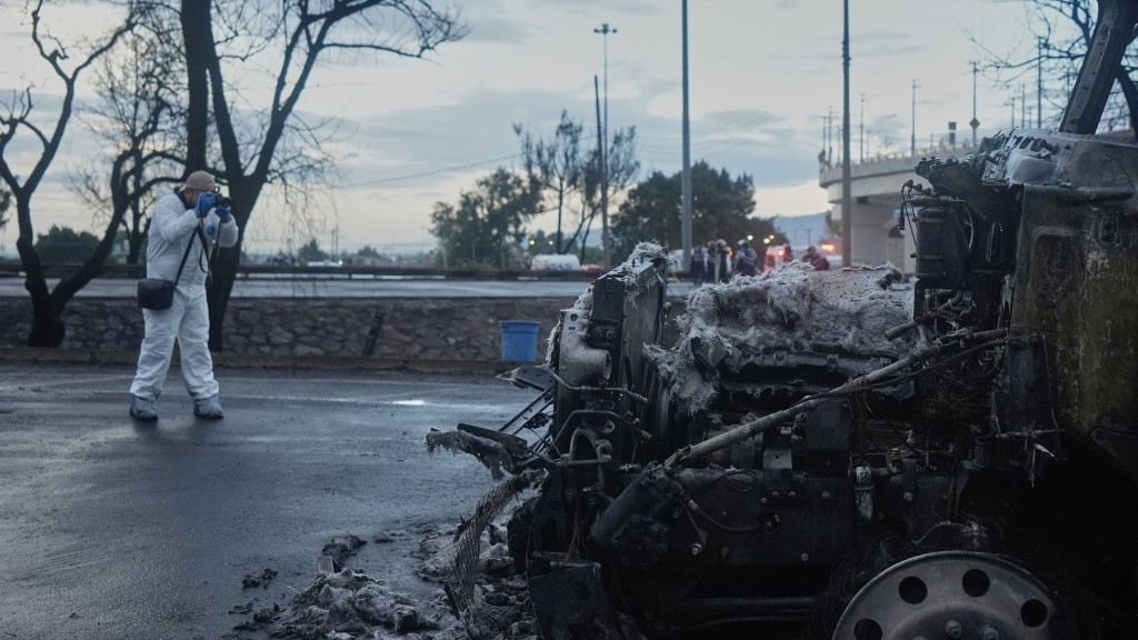 墨西哥氣罐車翻側爆炸，法證人員拍照取證。  美聯社