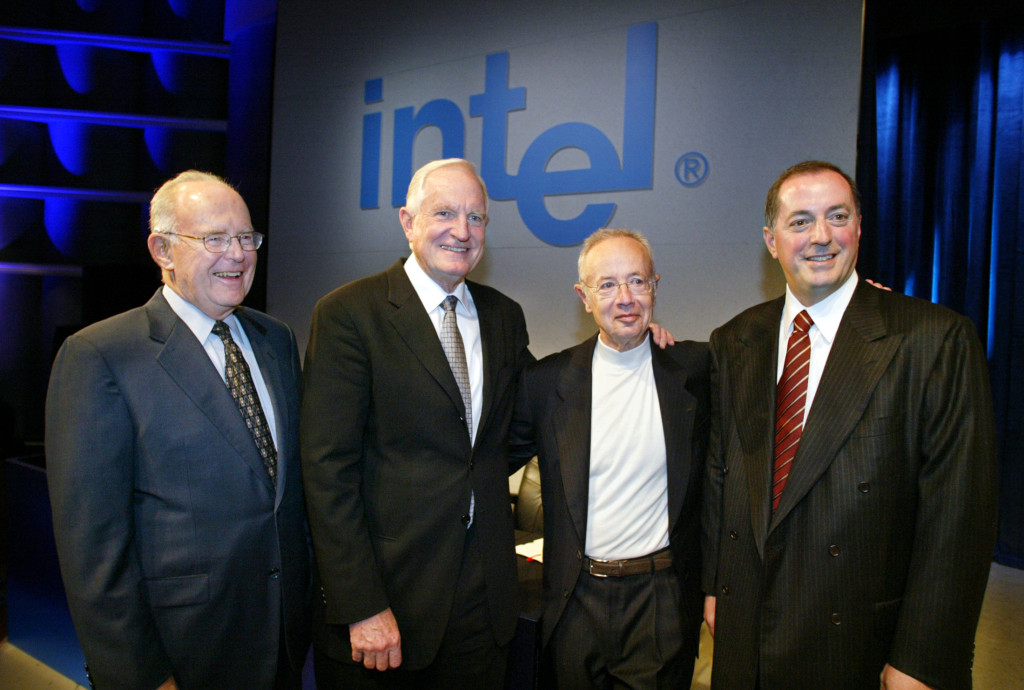 （左起）摩尔（Gordon Moore）与历任英特尔（Intel）CEO巴雷特（Craig Barrett）、格罗夫（Andy Grove）和欧德宁（Paul Otellini）。 路透社