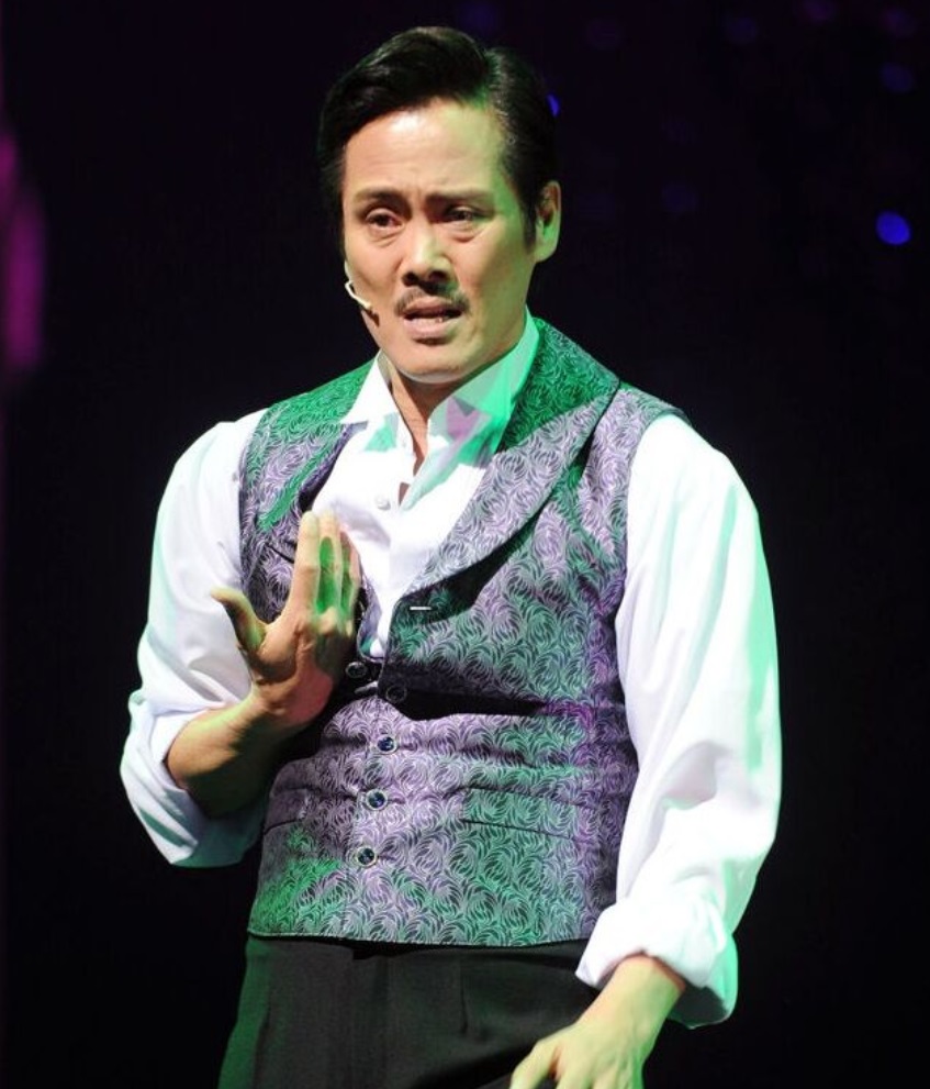 現年62歲的南慶周於1985年出道，乃韓國第一代音樂劇演員。