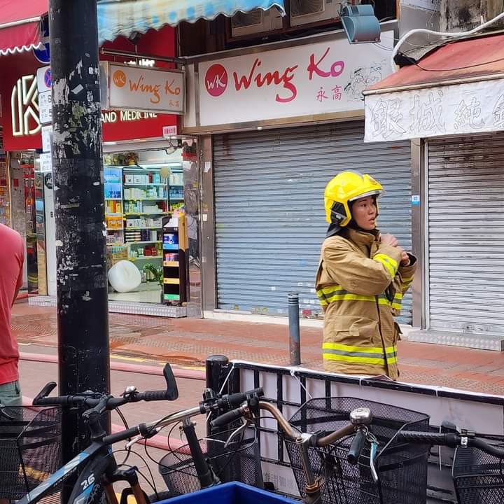 消防出动一喉一烟帽队救火。网上图片