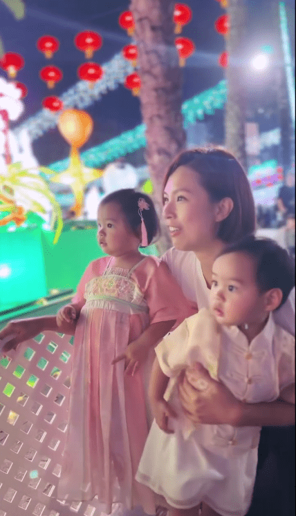 朱慧敏帶一對子女賞燈，畫面溫馨。