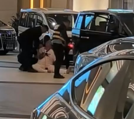 懷疑事發時一名男子坐在地上。網上圖片 懷疑事發時一名男子坐在地上。網上圖片