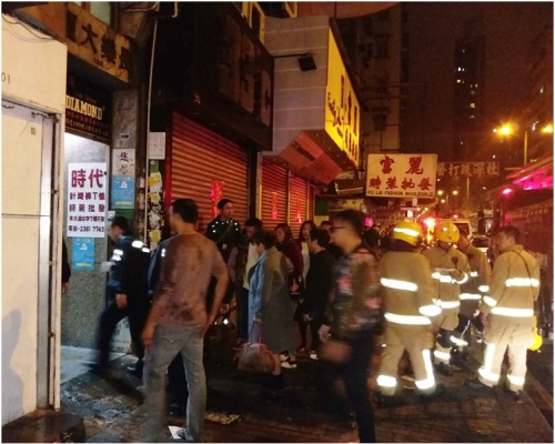 消防接報到場協助疏散住客。