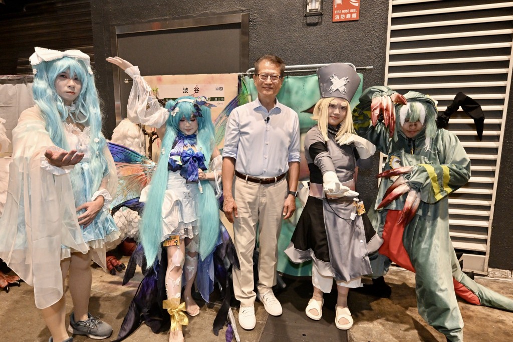 陳茂波指自己趁機和幾位Coser「擺pose」拍照留念。陳茂波FB圖片