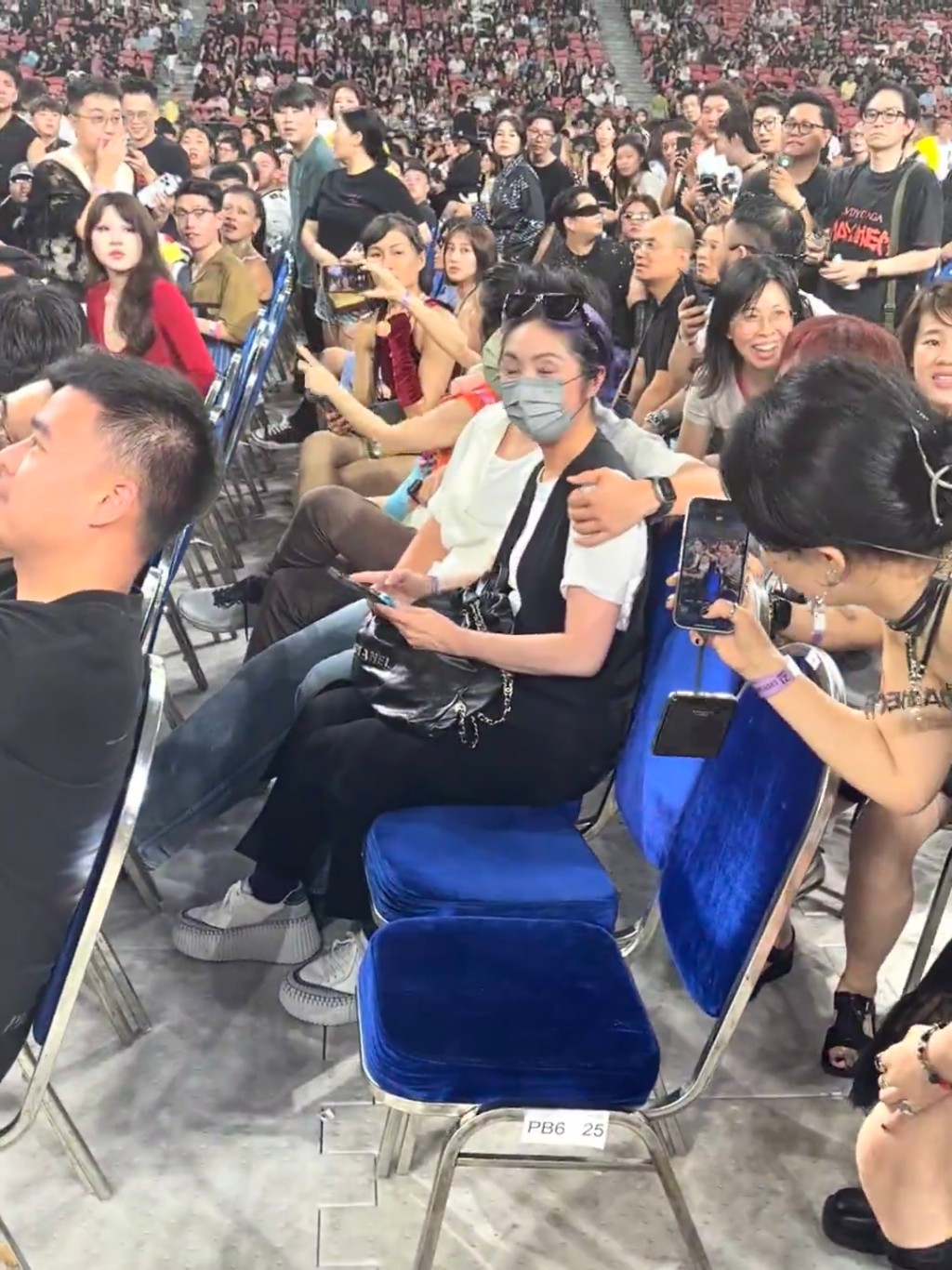 楊千嬅被包圍狂影勁尷尬。 楊千嬅被包圍狂影勁尷尬。