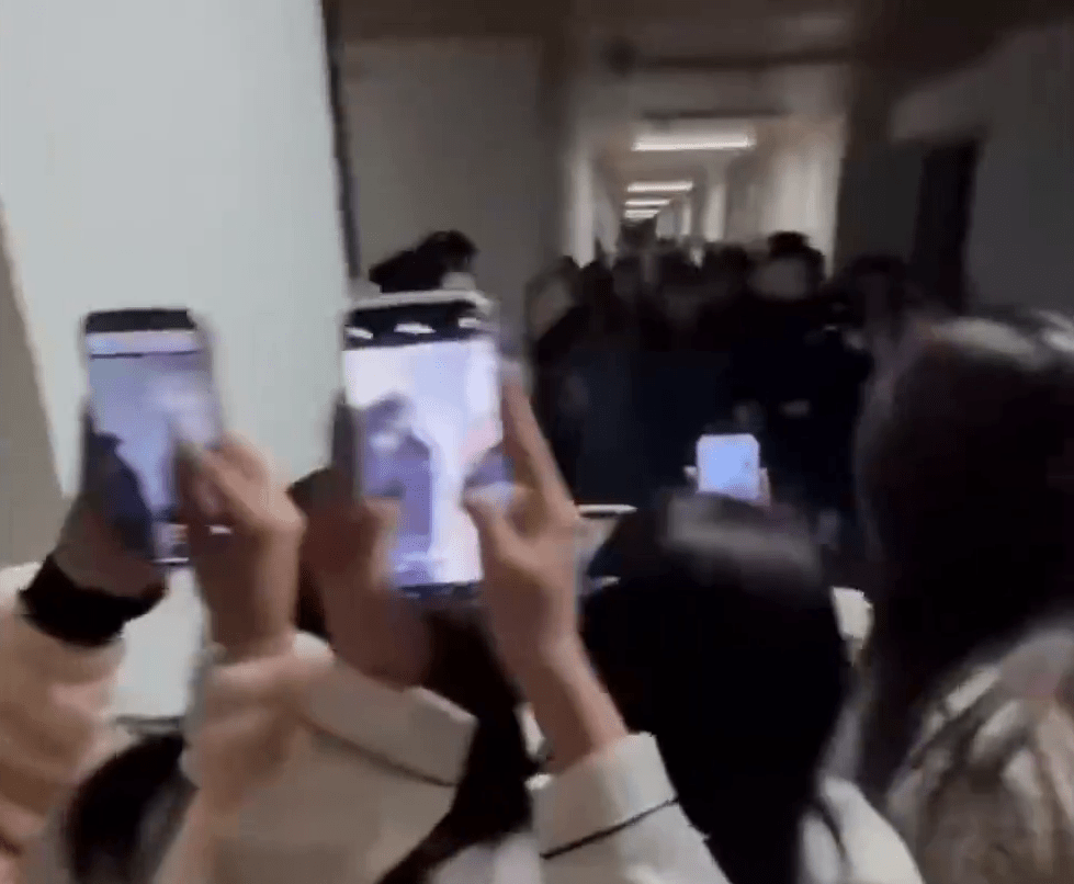 事件引發關注,大批女生拿手機圍拍。 事件引發關注,大批女生拿手機圍拍。