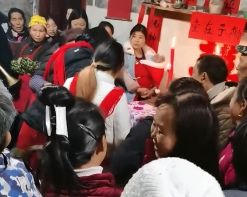 兩名女子在眾人圍觀下拜堂成親。網上影片截圖