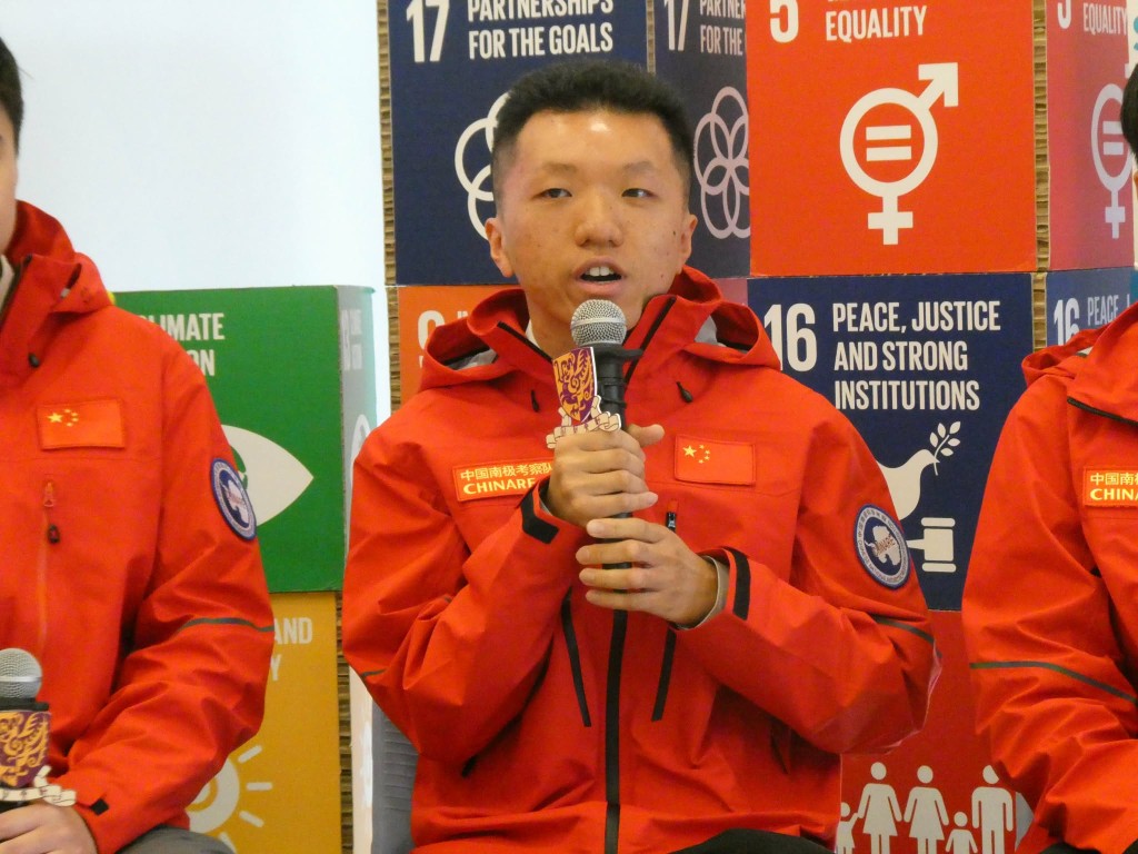 郑朗希是这一年多内,唯一先后前往北极的黄河站与南极的长城站的学生。 郑朗希是这一年多内,唯一先后前往北极的黄河站与南极的长城站的学生。