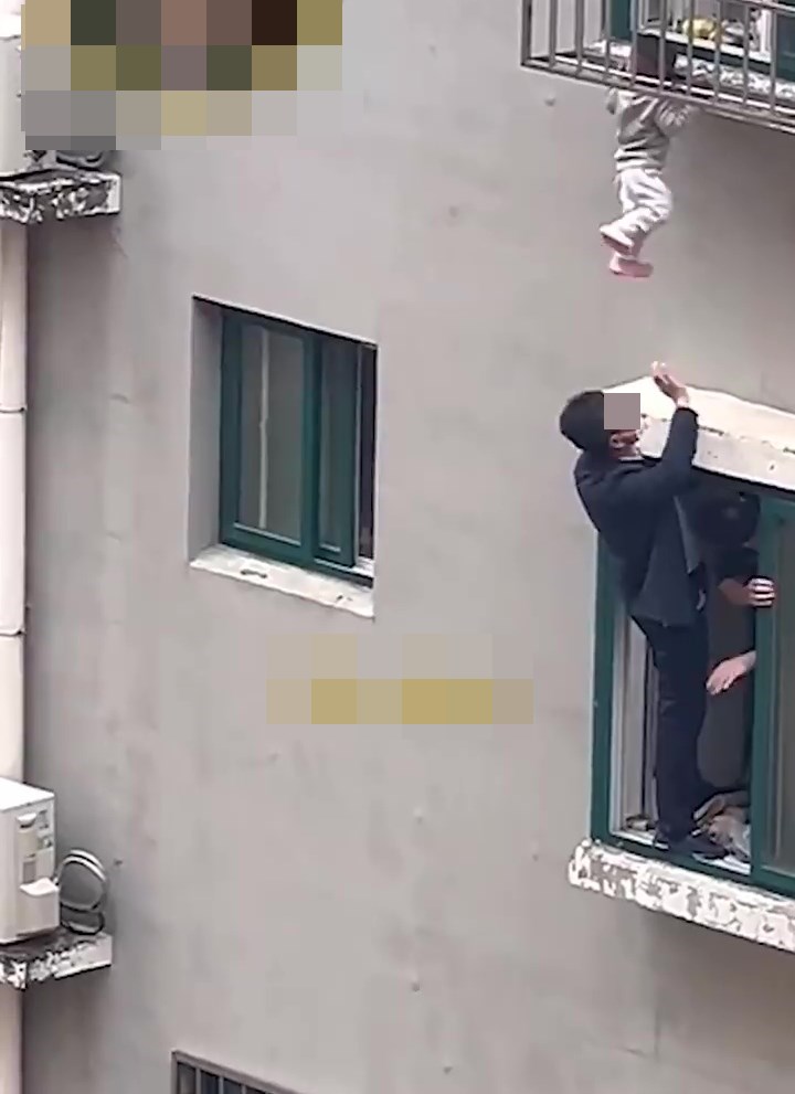 男子奮不顧身爬出窗外拯救。網上截圖