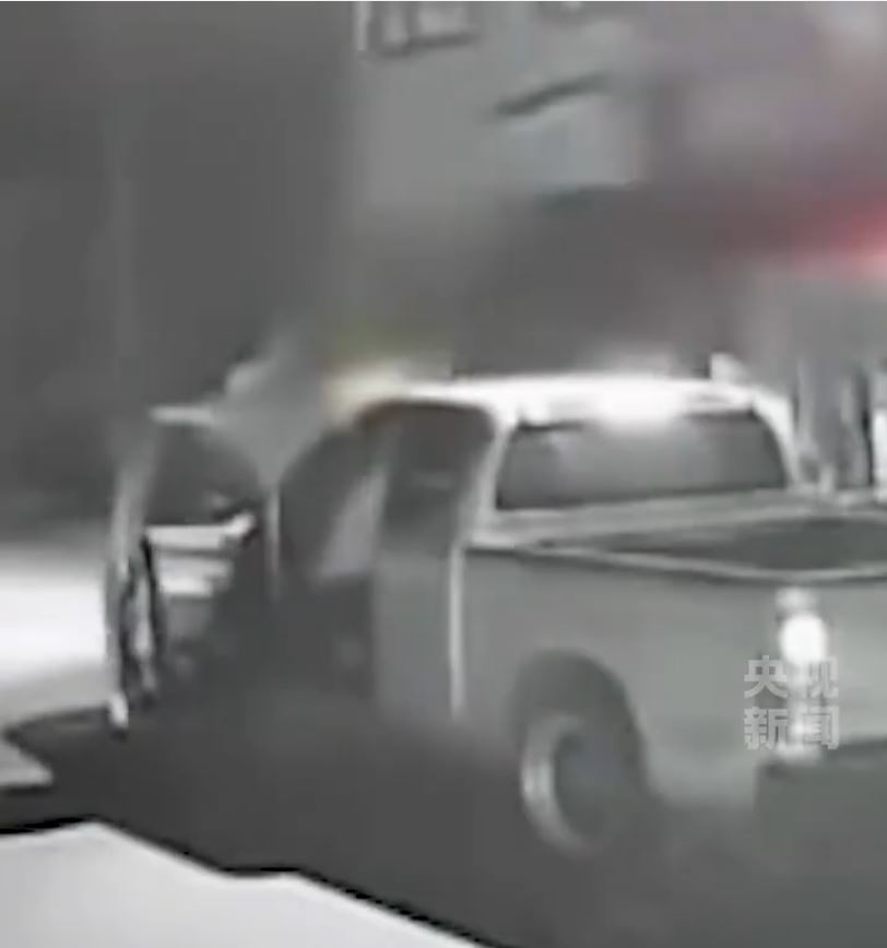 白衣男逃出车后，夺力救出后座1男2女中国同胞。央视