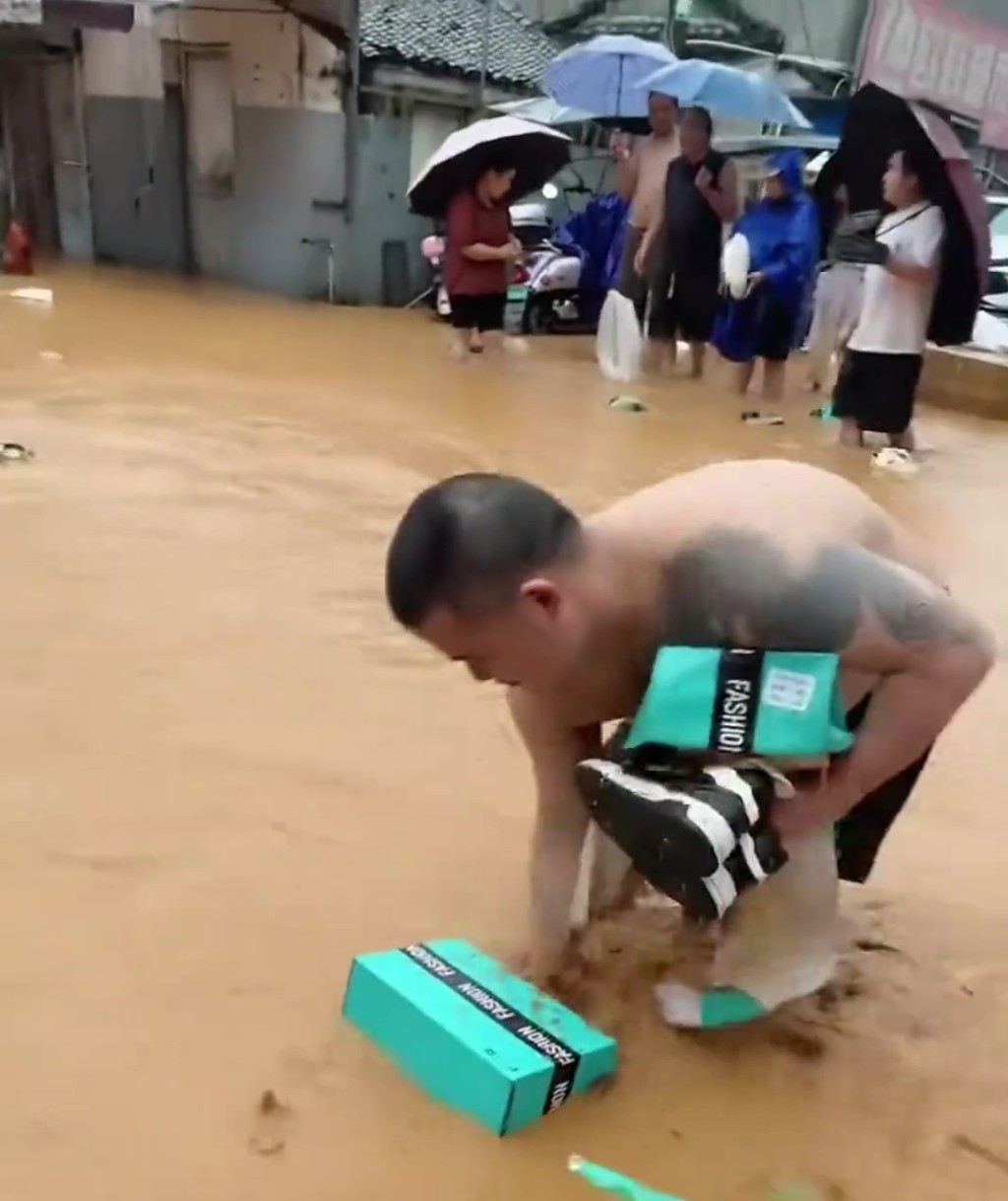 溫州暴雨鞋廠水浸,瑞安「滿街漂鞋」村民瘋搶打撈。 抖音 溫州暴雨鞋廠水浸,瑞安「滿街漂鞋」村民瘋搶打撈。 抖音
