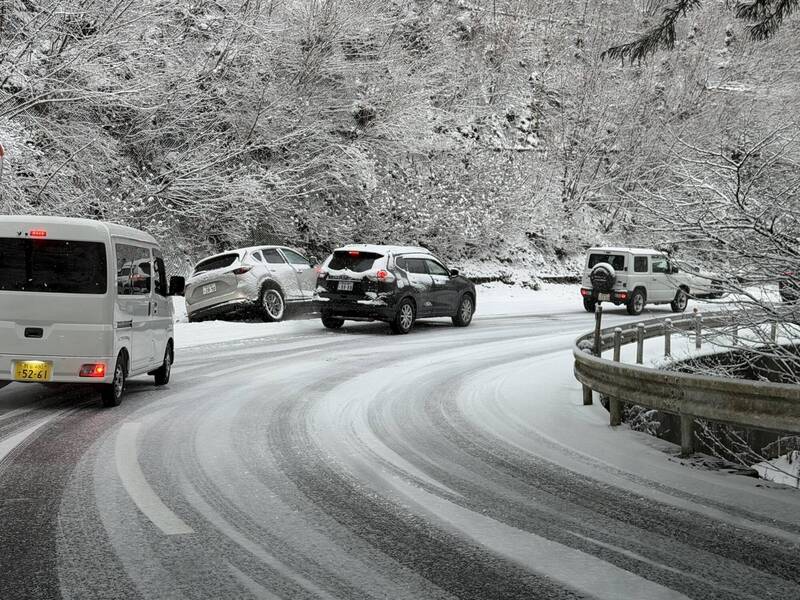 三峯神社附近發生車輛打滑等交通事故。X@GiyuuMr 三峯神社附近發生車輛打滑等交通事故。X@GiyuuMr