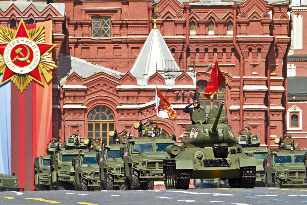 紅場勝利日閱兵，只有一輛坦克（前）亮相。