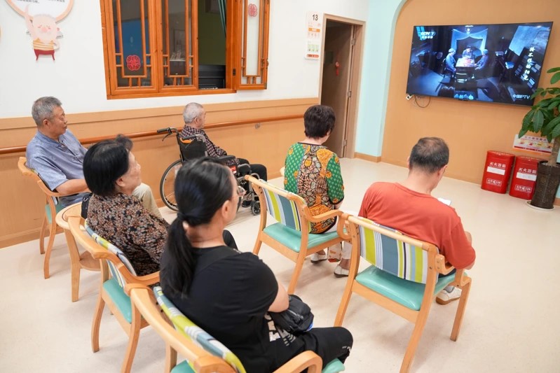 內地老齡化、空巢老人問題日趨嚴重，為「外包兒女」創造市場空間。新華社