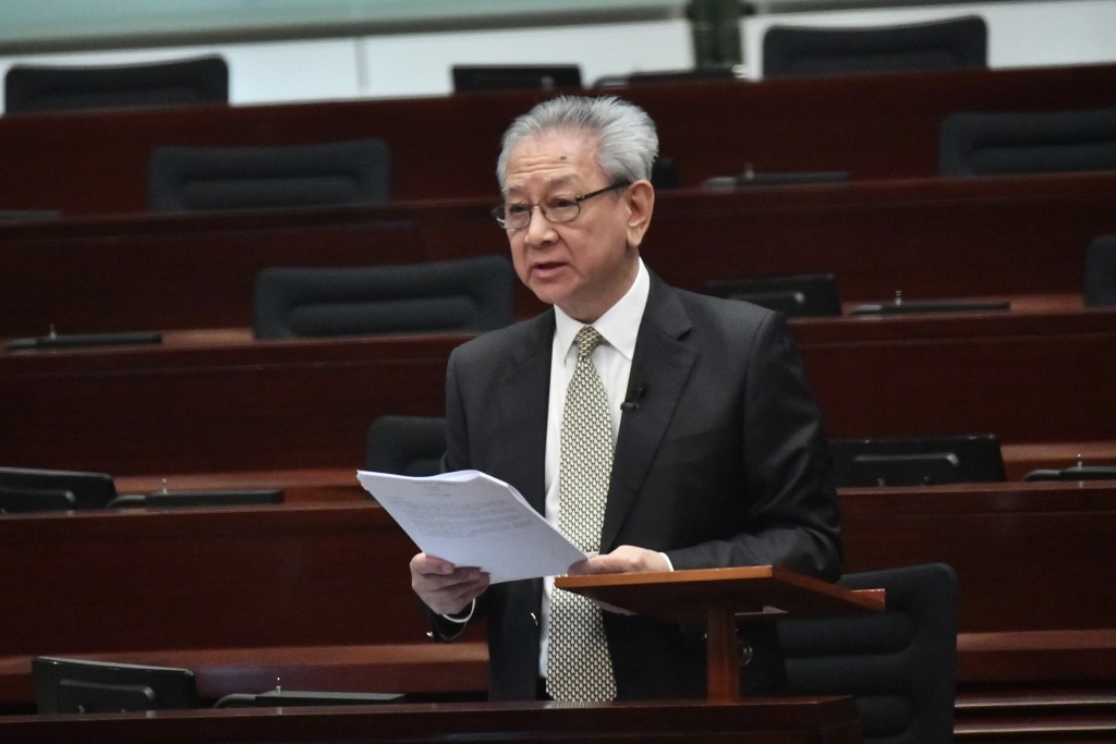 易志明提問會否考慮，容許外勞司機在符合一定資歷及考試要求後，便可在港駕駛的士。盧江球攝