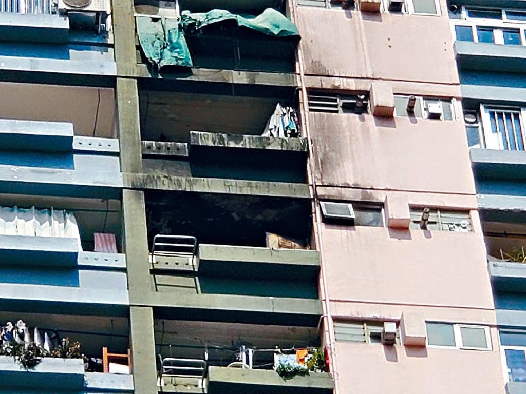 邨榮樓火警單位及樓上單位外牆燒黑。