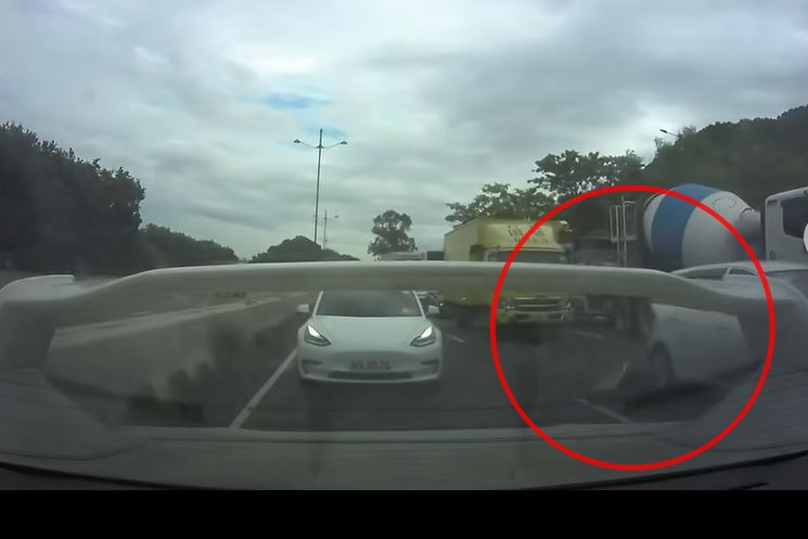 的士撞向私家車車尾。fb車cam L（香港群組）Raymond Kwong影片截圖