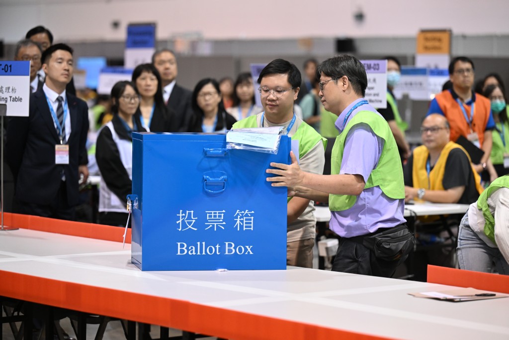 政制及內地事務局局長曾國衞、選管會主席陸啟康、選管會委員石丹理和文本立開啟第一個送抵的票箱。 政制及內地事務局局長曾國衞、選管會主席陸啟康、選管會委員石丹理和文本立開啟第一個送抵的票箱。