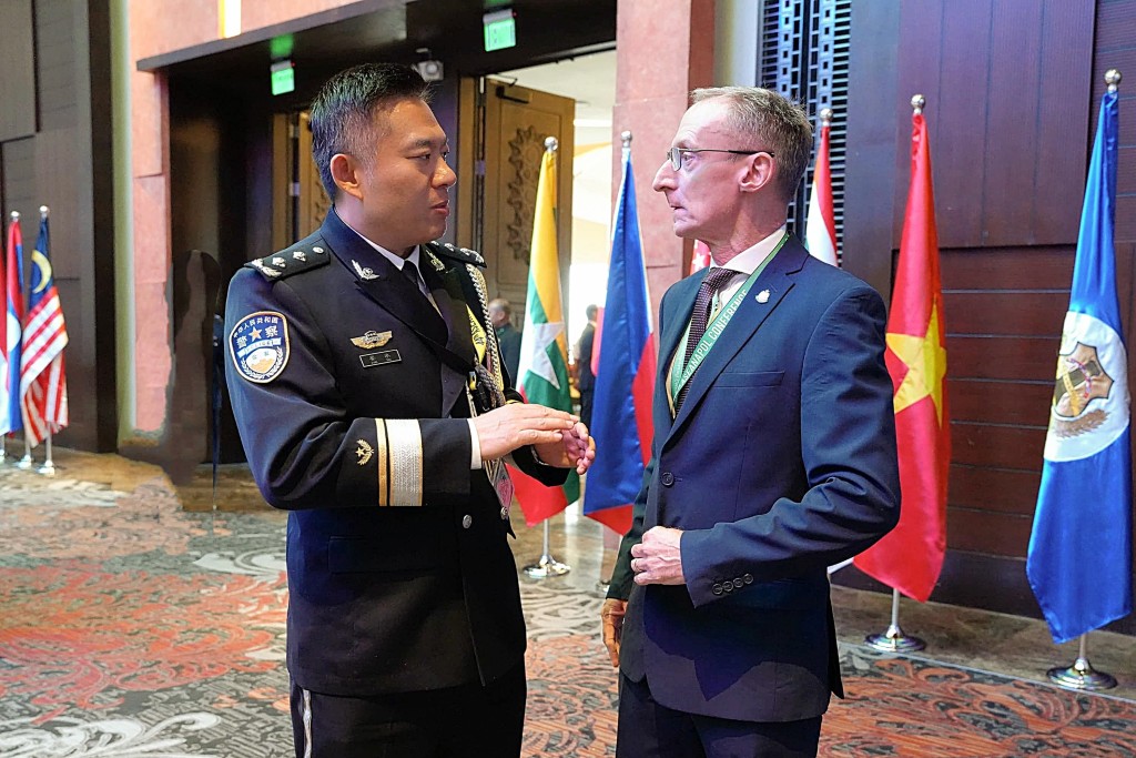 香港警務處人員於7月22日至23日隨國家公安部代表團出席於菲律賓馬尼拉舉行的第44屆東盟警察首長會議。圖為國家代表團團長、公安部國際合作局二級巡視員姜水(左)與警務處助理處長(行動)莊定賢。 香港警務處人員於7月22日至23日隨國家公安部代表團出席於菲律賓馬尼拉舉行的第44屆東盟警察首長會議。圖為國家代表團團長、公安部國際合作局二級巡視員姜水(左)與警務處助理處長(行動)莊定賢。