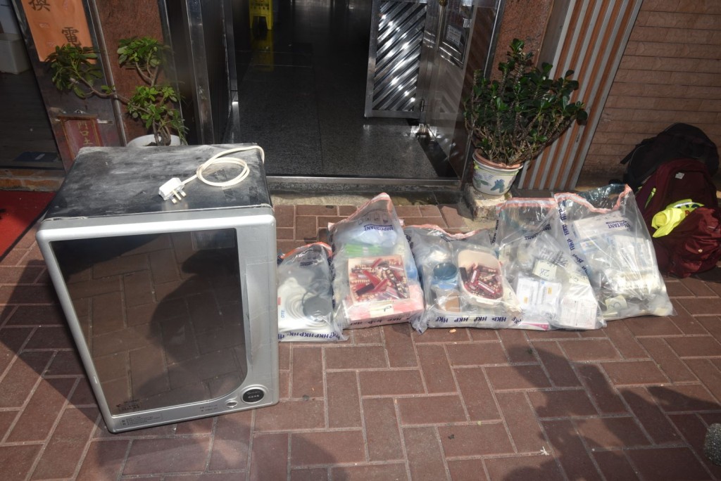 警方檢獲一批證物。楊偉亨攝