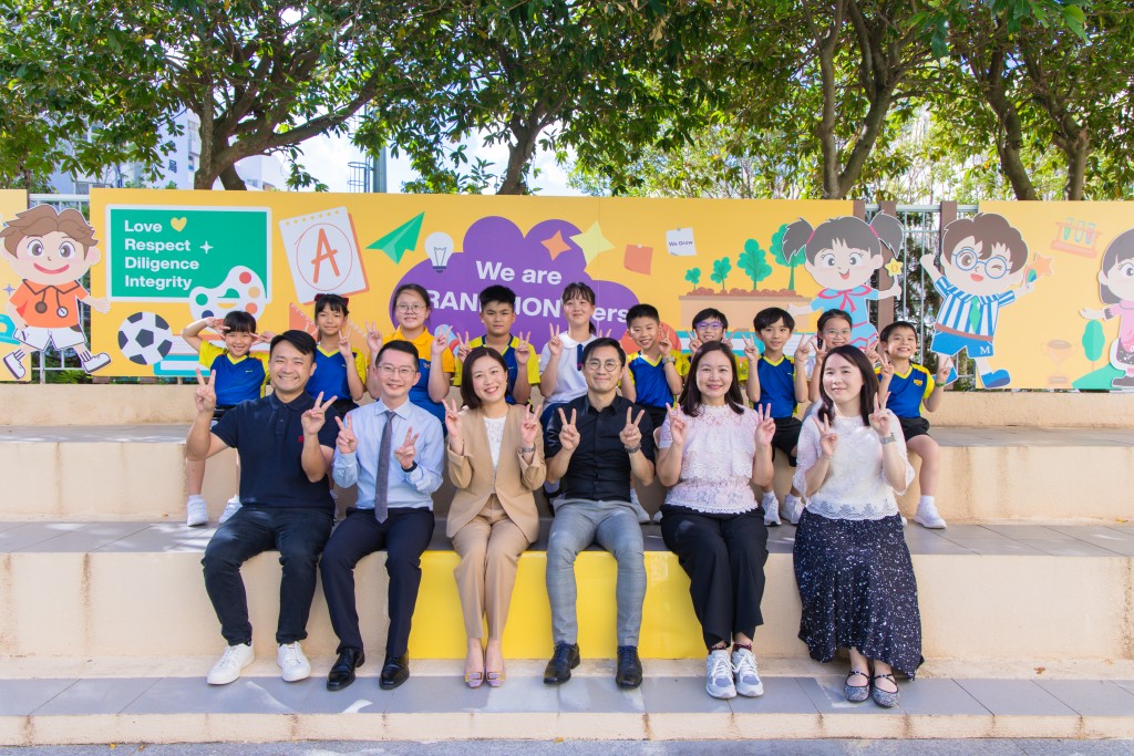 （前排左三）保良局錦泰小學吳嘉慧校長跟其正向教育團隊，（前排左二）陳偉杰副校長。（圖：李沃濤）