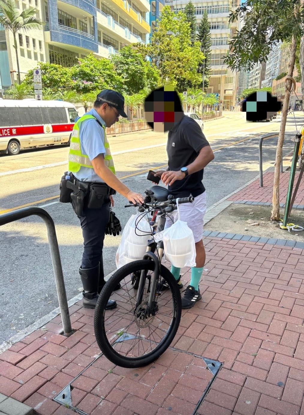人員亦發出24張傳票,檢控涉及單車或行人的交通違例罪行。 人員亦發出24張傳票,檢控涉及單車或行人的交通違例罪行。
