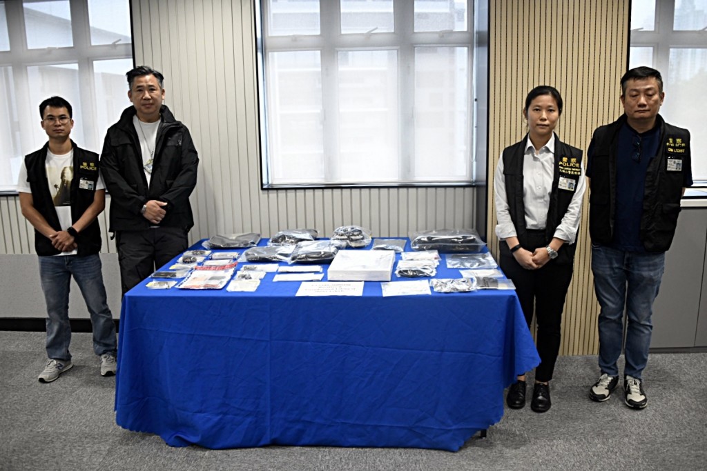 警方展示有關證物。 警方展示有關證物。