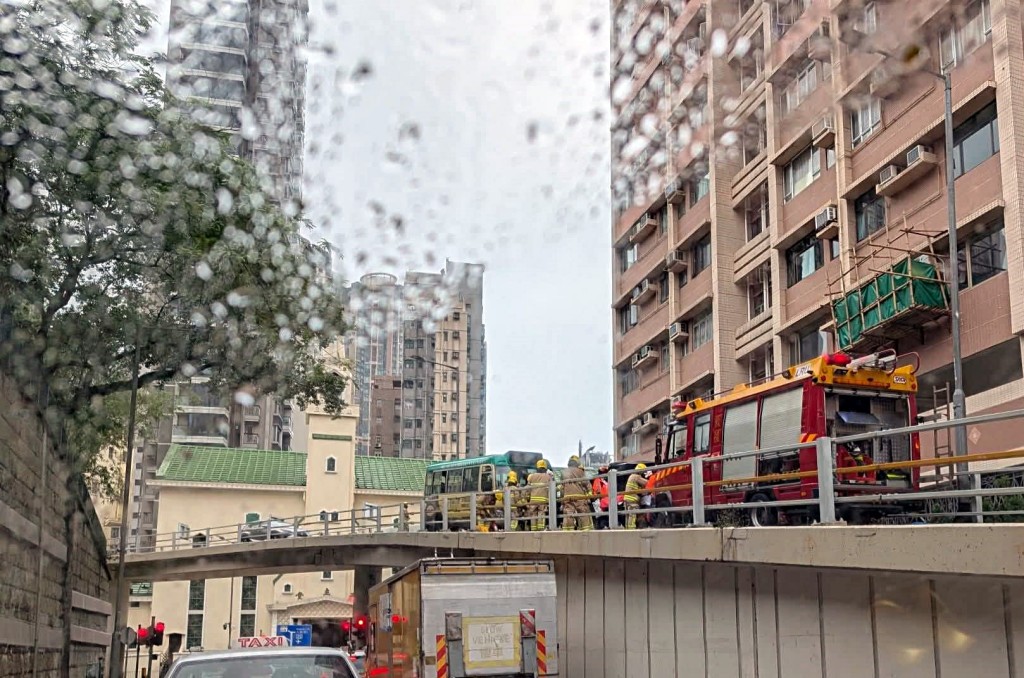 大批消防到场救援。fb:消防群组 大批消防到场救援。fb:消防群组