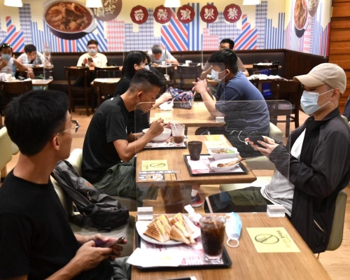 據了解,政府擬再延長晚市禁堂食等措施。
