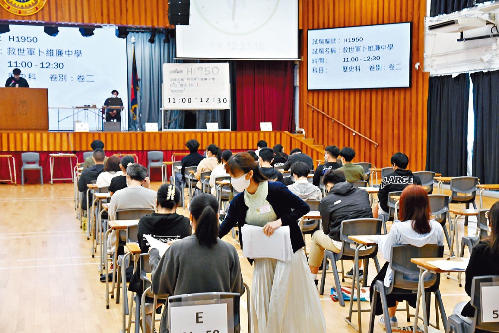 有教师指今届历史科卷二「论述题」虽有题目较热门，但考生要取得高分，作答时须扣紧关键字眼，并比较不同因素。 