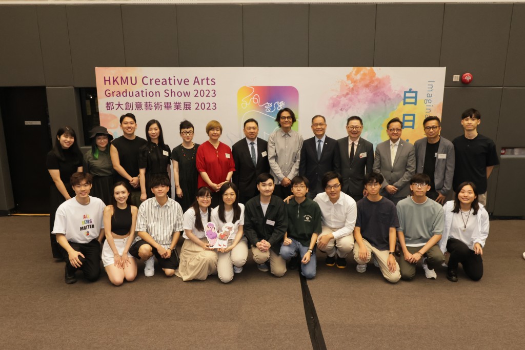 畢業展開幕禮主禮嘉賓包括電影監製林家棟（後排右六）、獨立創作人葉偉青（後排右二）、香港都會大學校董會主席黃天祥博士工程師（後排右七）、校長林群聲教授（後排右五）及其他都大管理層及教職員與應屆創意藝術學系畢業生合照。