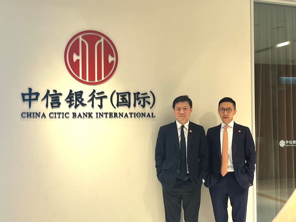 左至右：中信銀行（國際）首席經濟師卓亮；中信銀行（國際）個人及商務銀行業務投資主管張浩恩
