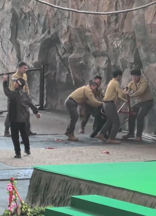 杭州有動物園的黑熊表演途中發狂，攻擊飼養員。微博