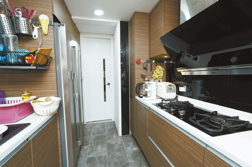 特大廚房空間闊落，廚櫃及基本家電設備齊全。