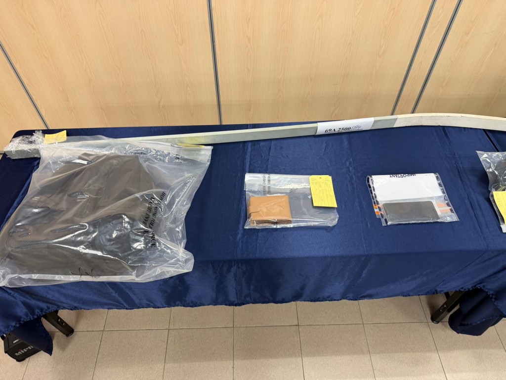 警方展示所得證物。 警方展示所得證物。