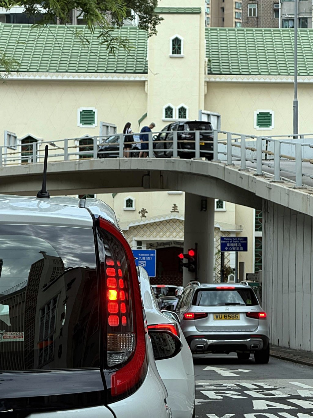 私家車逆駕上橋與另一車相撞。fb：西環變幻時