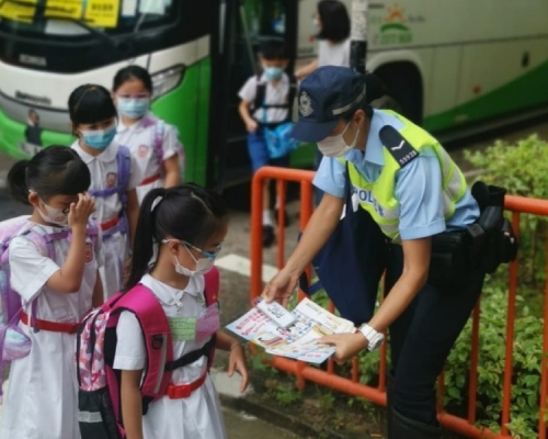 警方向學童派發宣傳單張。警方提供圖片