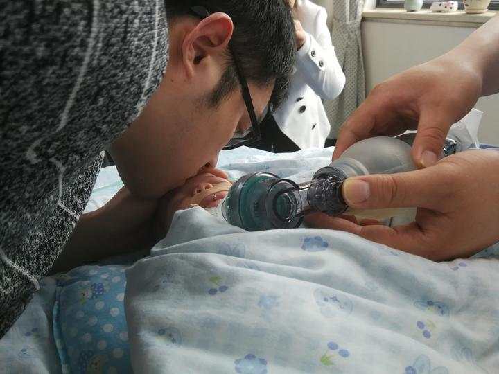 進手術室前,爸爸親吻小毛豆。網上圖片