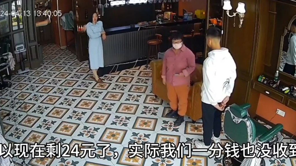 山東婦人不滿兒子理髮收費與店方爭執。