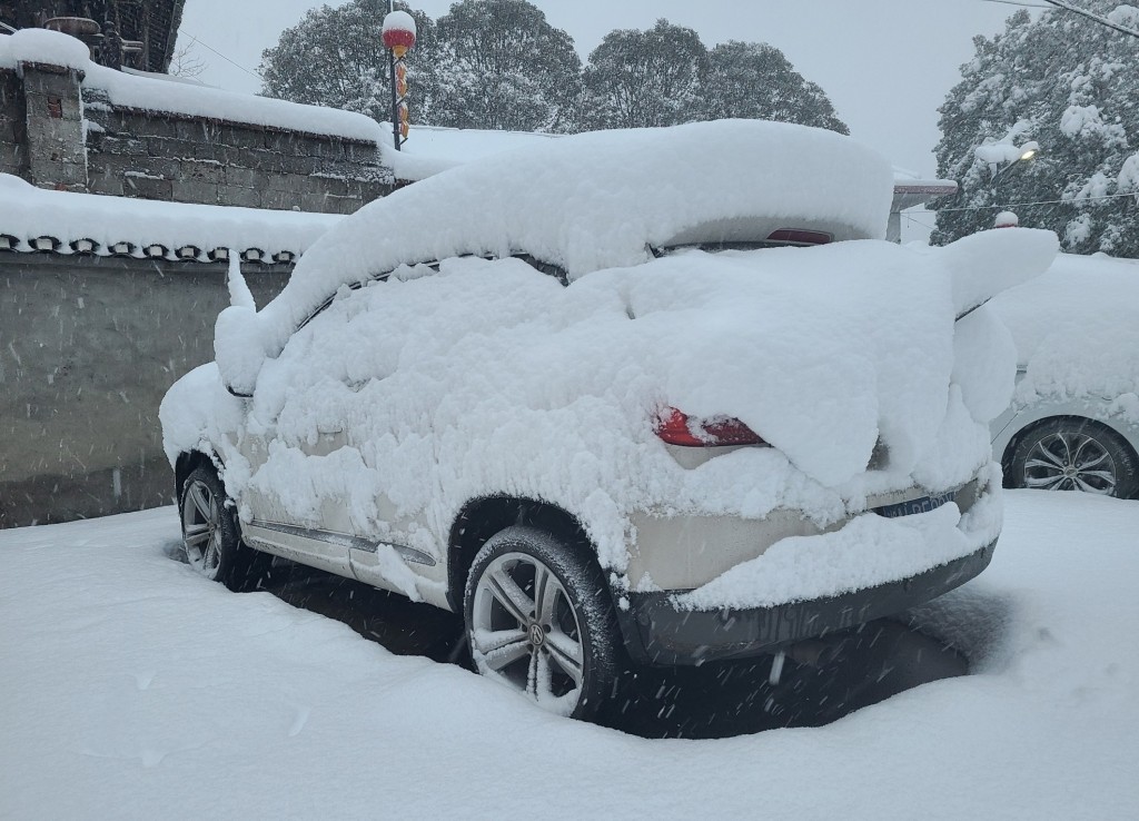 湖南大暴雪，户外汽车几乎被厚雪覆盖。微博