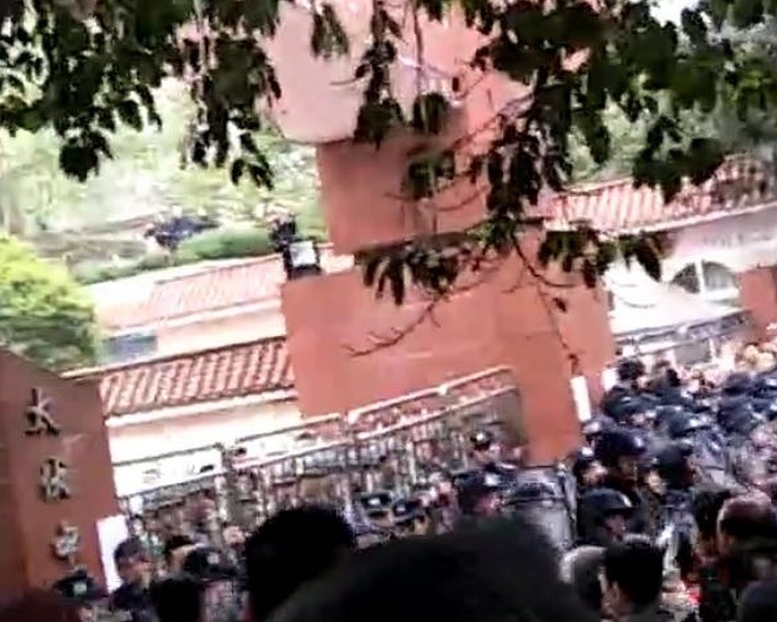 大量抗议者在学校门口与维持秩序的军警发生推撞。