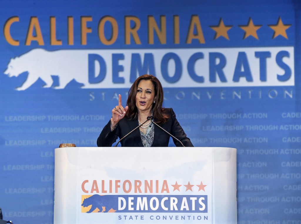 贺锦丽2015 年5 月16 日在加州阿纳海姆向加州民主党人发表演说。 AP