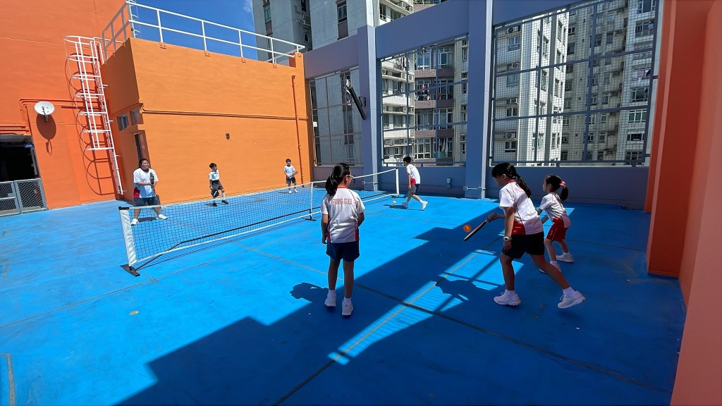同學會趁小息到天台的球場打球，有時連老師也加入。（圖片來源：受訪學校提供）