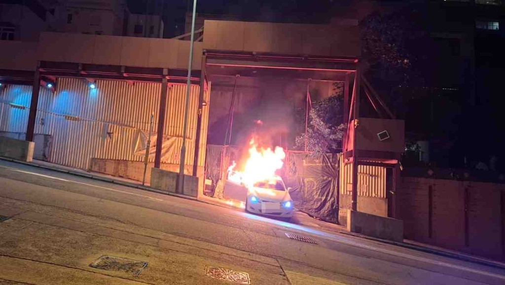 渣甸山凌志私家車地盤外起火，起火原因有可疑。讀者提供