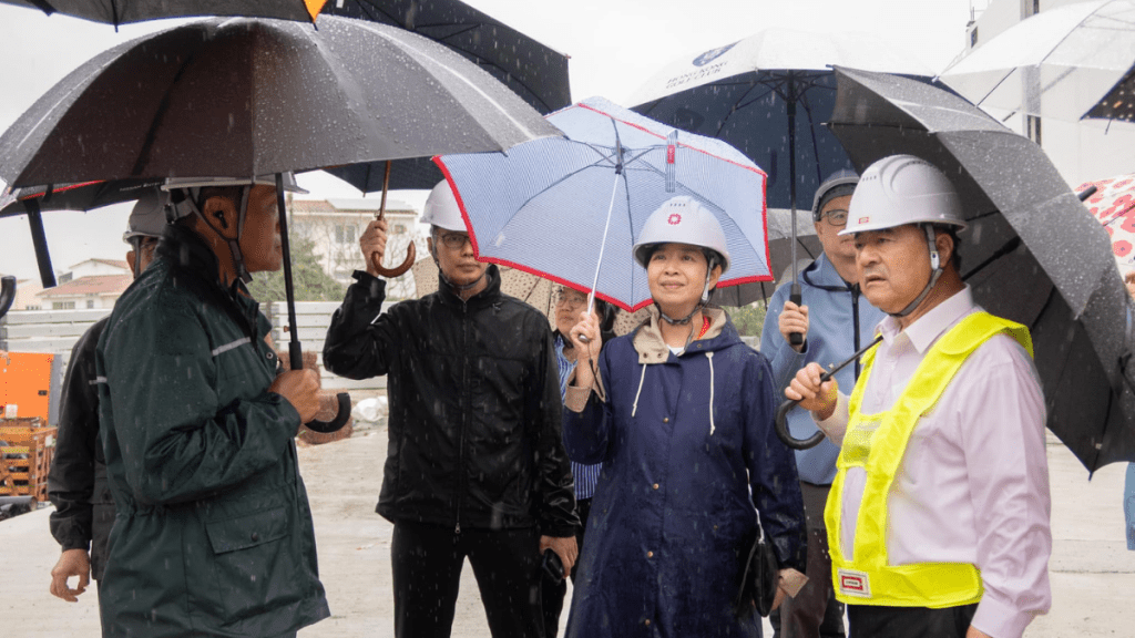 简约公屋︱何永贤视察攸壆路地盘 冀建筑团队时刻将市民逼切需要放心上