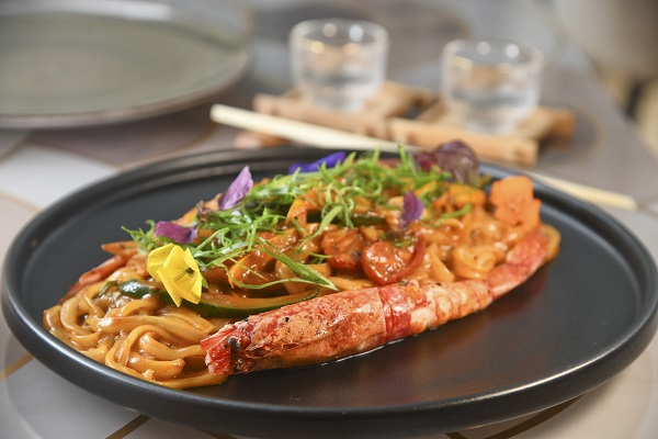 Red Prawn Udon $488烏冬吸收紅蝦濃湯的鮮味,伴兩隻比手掌還要長的紅蝦、意大利青瓜及番茄乾,富創意又有心思。